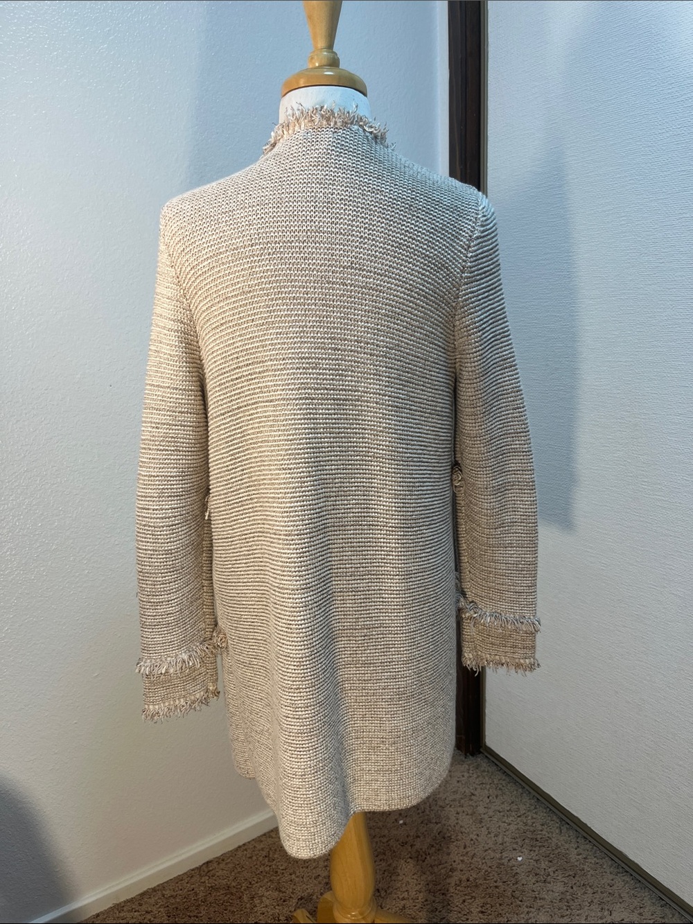Chico’s Size 1 Beige Textured Knit Frayed Trim Open Front Cardigan Size 8 - Picture 3 of 9